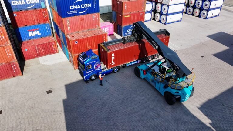 Reachstacker verplaatst een zeecontainer tussen gestapelde containers