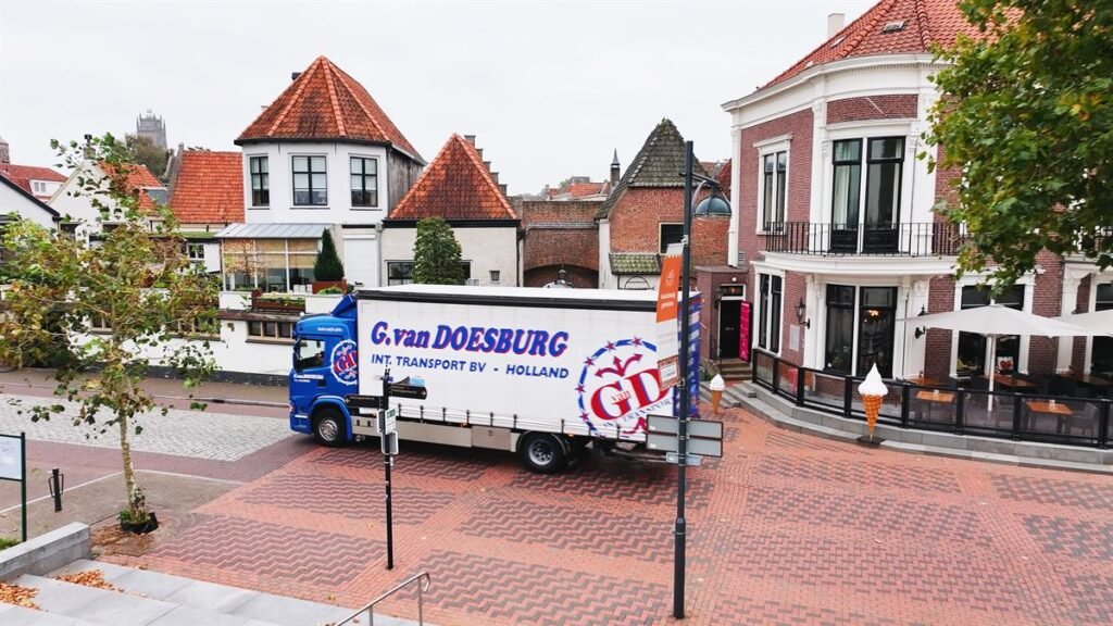 GD-iTS-vrachtwagen levert goederen in een historische binnenstad