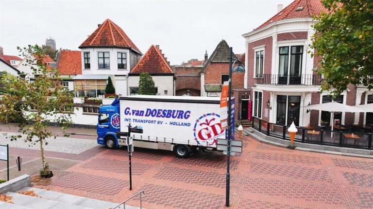 GD-iTS-vrachtwagen levert goederen in een historische binnenstad