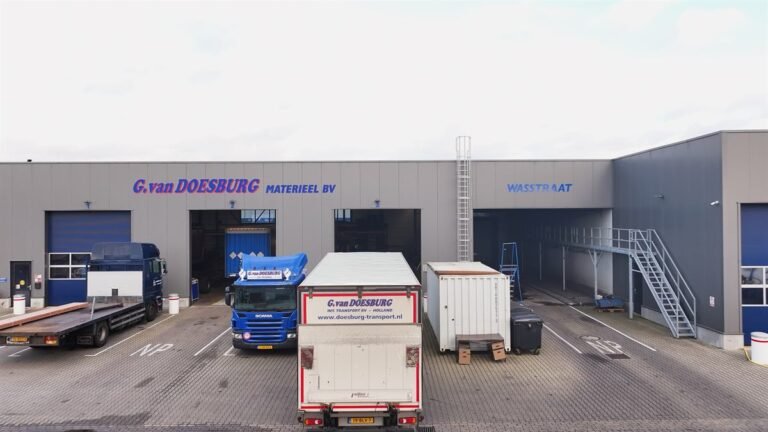 Vrachtwagens en opleggers bij de laaddocks van een warehouse