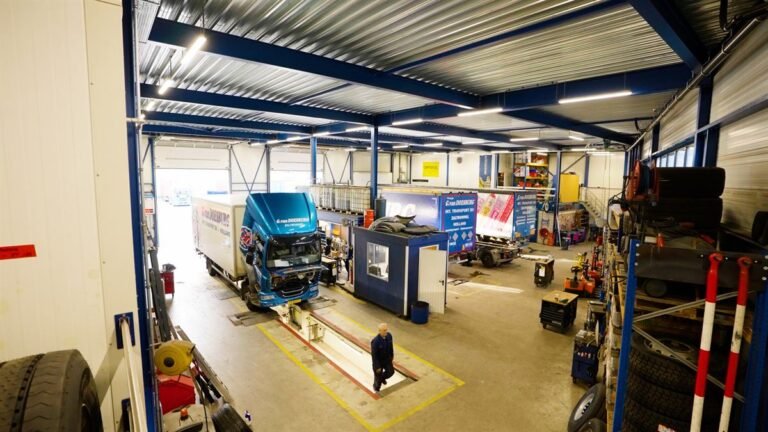 Vrachtwagen in de eigen werkplaats voor onderhoud