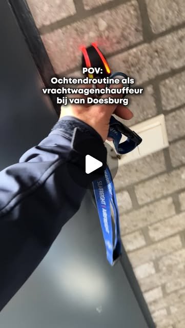 Bekijk de video op Instagram: Ochtendroutine van een vrachtwagenchauffeur (opent in een nieuw tabblad)
